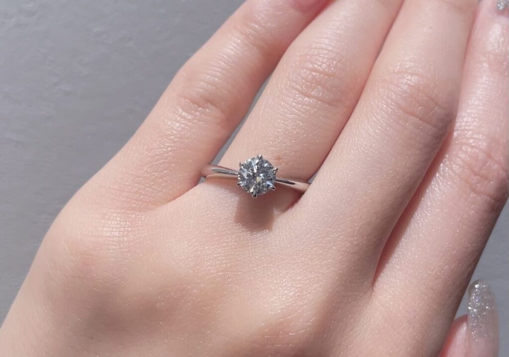 ラウンドブリリアントカットの婚約指輪